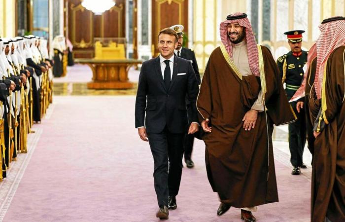 Macron entame une visite d’État en Arabie, en pleine crise politique en France