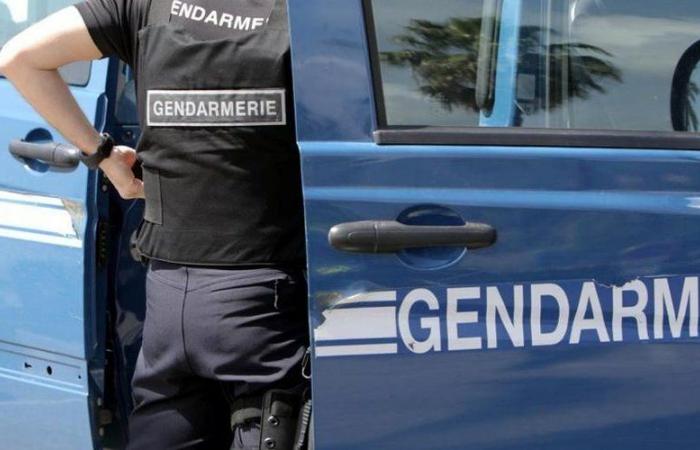 un homme enfermé chez lui arrêté