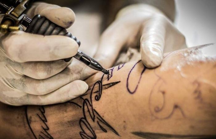 En pleine séance de tatouage, elle apprend que le dessin vient d’une intelligence artificielle