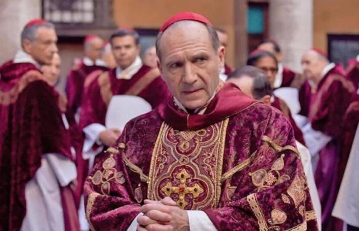 Ralph Fiennes, cardinal tourmenté au conclave du Vatican