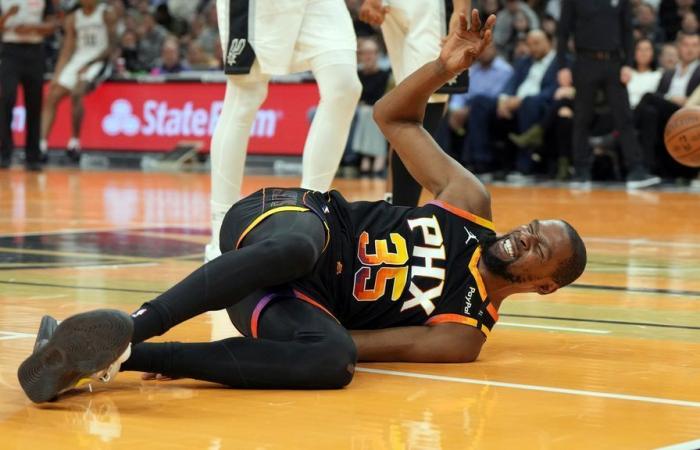 Les Suns perdent Kevin Durant à cause d’une entorse à la cheville contre les Spurs