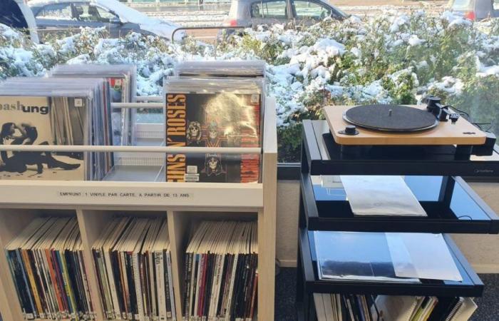 Platines vinyles et vinyles prêtés à la bibliothèque Mansart de Dijon, “ramenent tant de souvenirs”