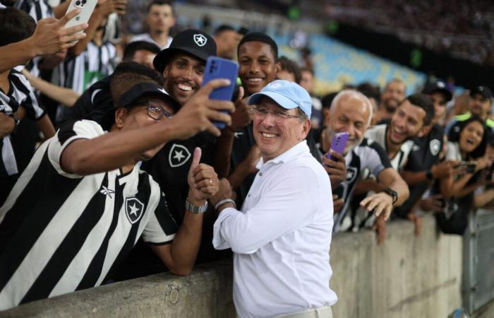 A Botafogo, John Textor salué par les supporters