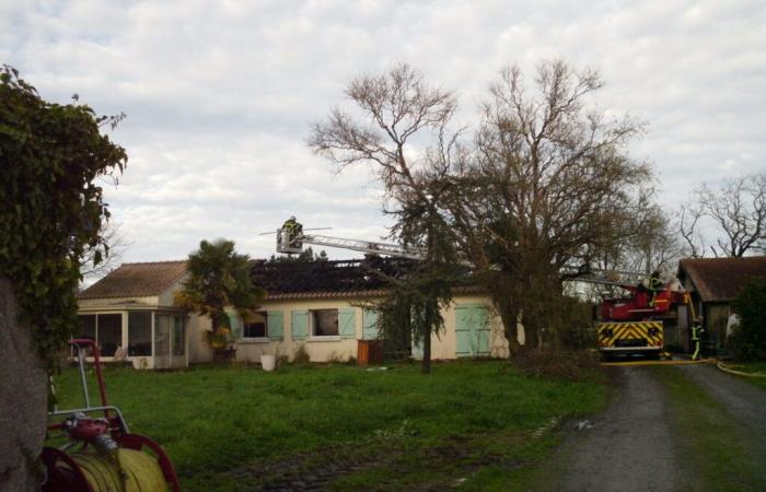 trois véhicules en feu se sont propagés dans une maison