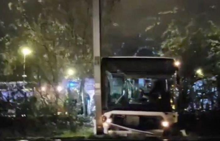 le bus heurte une caténaire et arrête le trafic des trains du Rer C et de la ligne H