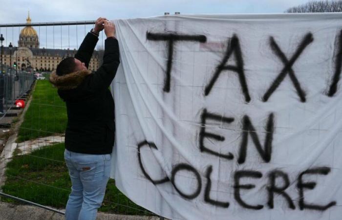 près de 500 taxis manifestent autour de l’Assemblée nationale à Paris