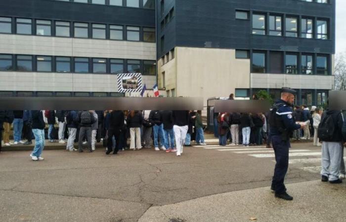 150 jeunes bloquent le lycée