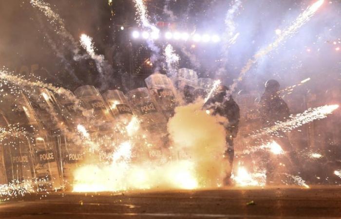 Dans les manifestations en Géorgie, débrouillardise, solidarité et gâteau au caramel