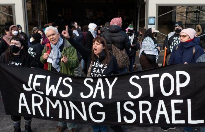 Des manifestants juifs contre les livraisons d’armes à Israël arrêtés à Ottawa