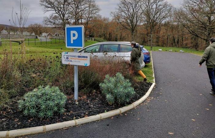 « L’eau de pluie s’infiltre mieux dans le sol », cette commune de la Creuse se dote d’un parking plus écologique