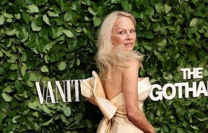 Magnifique sans maquillage, Pamela Anderson fait sensation aux Gotham Awards