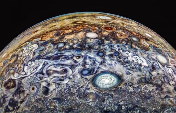 La sonde Juno de la NASA envoie des images impressionnantes de Jupiter jamais vues auparavant !