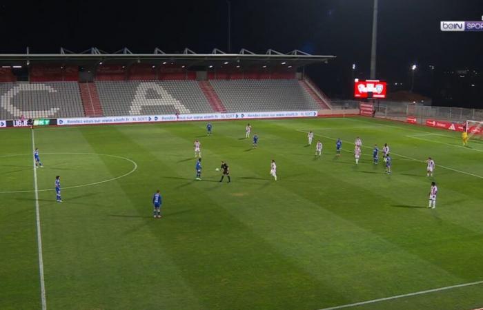 les images de la surprenante reprise du match… 38 jours après le coup d’envoi