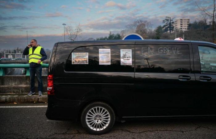 Les taxis manifestent à Paris et dans la région lyonnaise pour protester contre la baisse des tarifs du transport des patients