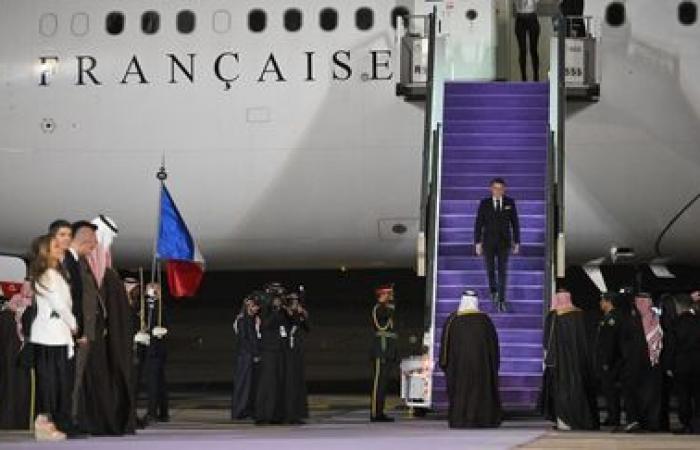 en Arabie Saoudite, Emmanuel Macron tient la crise politique à distance