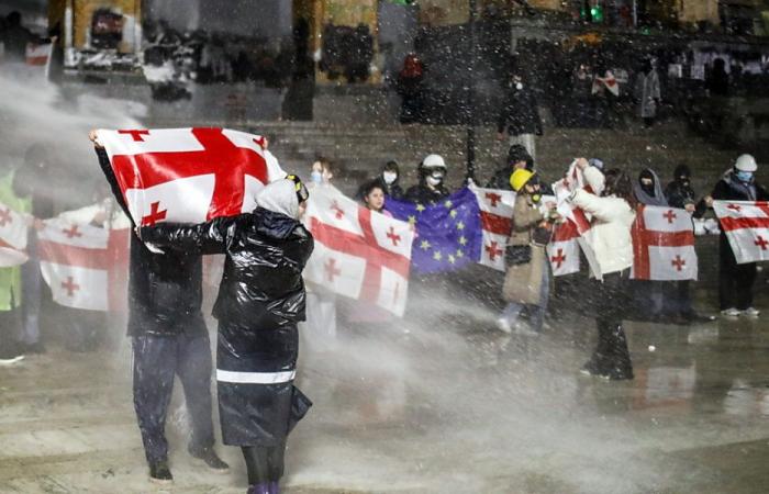 canon à eau et gaz lacrymogènes le 6ème soir de manifestation