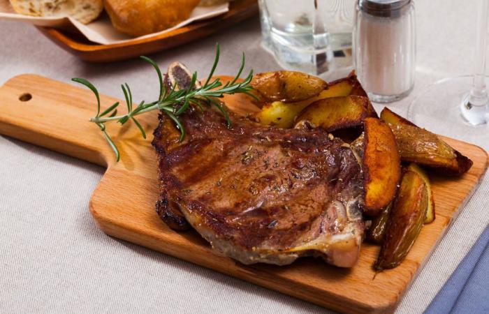 Voici les meilleurs endroits pour manger des steaks frites à Paris !