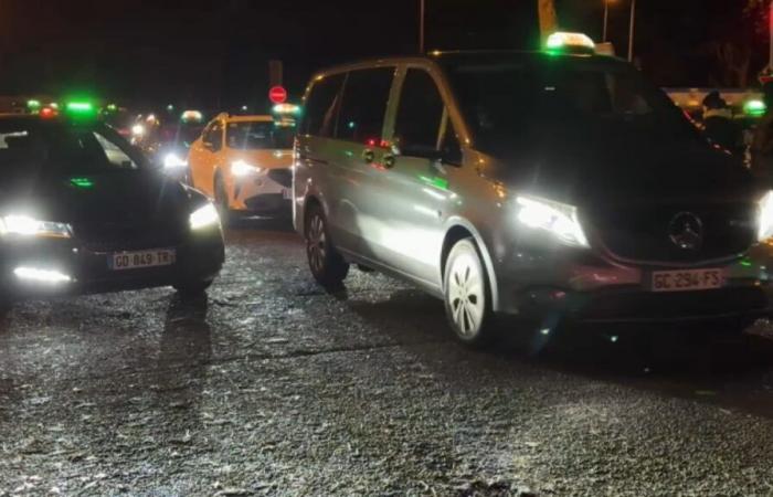 Des taxis en colère manifestent en Île-de-France, des perturbations sur les routes