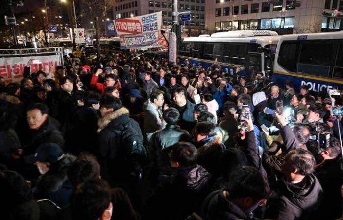 La Corée du Sud déclare la loi martiale d’urgence et les manifestants se rassemblent devant l’Assemblée nationale