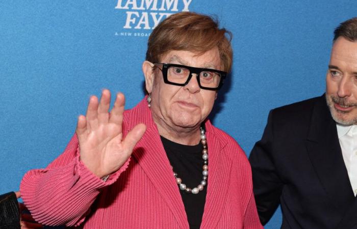 Elton John ne peut pas voir sa nouvelle comédie musicale : “I’ve Lost My Sight”