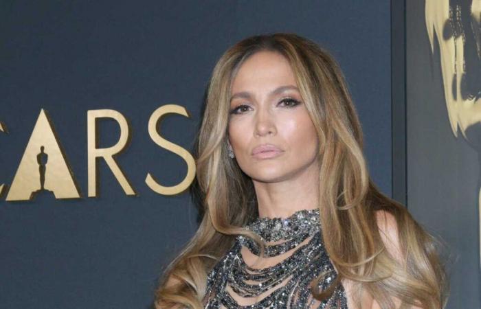 Dans un haut en résille transparent et une jupe longue en cuir, Jennifer Lopez fait sensation dans les rues de Los Angeles