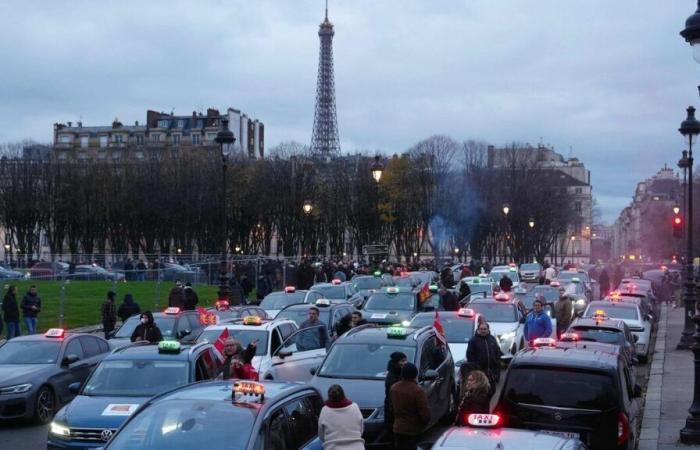 Les taxis en grève vers l’Assemblée nationale, près de 500 km de bouchons en Île-de-France