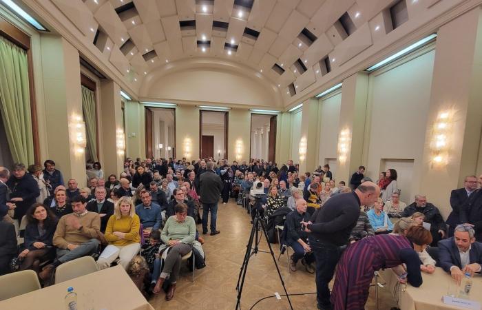 A Tournai, Paul-Olivier Delannois offre un cadeau spécial à la nouvelle bourgmestre Marghem et se fait recadrer par deux échevins