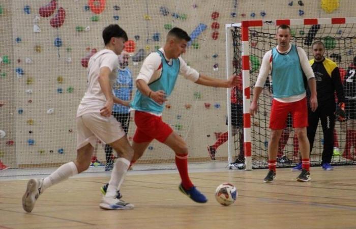 Les pompiers de l’Ariège à l’entraînement de futsal, pour remporter leur championnat de France qui se déroule les 8 et 9 février près de Foix