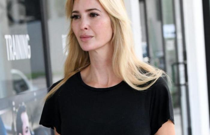 Ivanka Trump exhibe sa silhouette sculptée en maillot de bain une pièce, sur une planche de surf