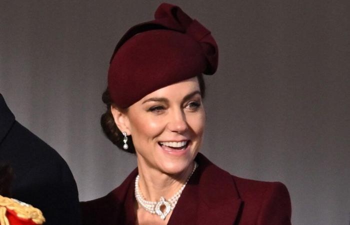 Kate Middleton fait une révérence impeccable au roi Charles lors de sa visite d’État au Qatar