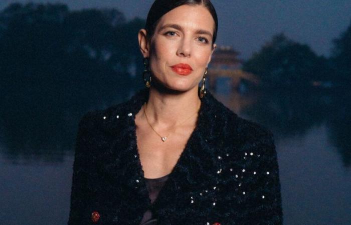 Soie, paillettes et bijoux précieux, Charlotte Casiraghi a une longueur d’avance pour les fêtes de fin d’année