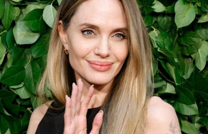 Quel symbole fort se cache derrière le nouveau tatouage d’Angelina Jolie ?