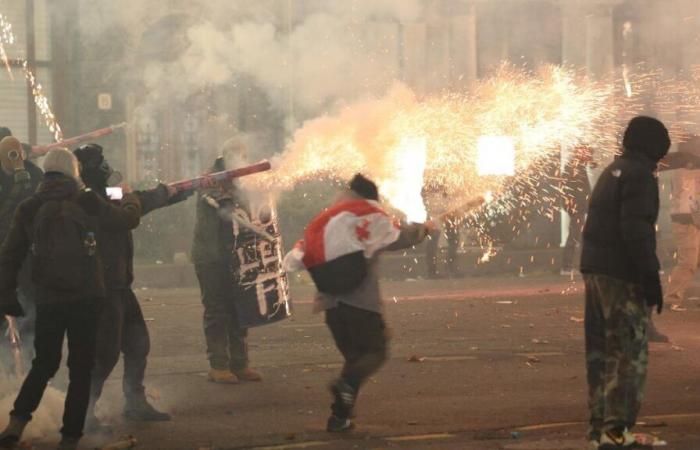 La police utilise des canons à eau et des gaz lacrymogènes lors d’une autre soirée de manifestations pro-européennes