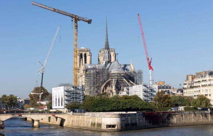 Emmanuel Macron salue le travail de trois menuisiers de l’Eure