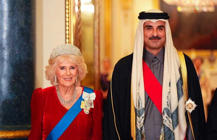 Le roi Charles III porte l’épée du fondateur du Qatar et l’émir Tamim porte l’ordre du bain lors du banquet d’État à Buckingham