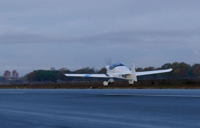 «Une première mondiale»… Un avion biplace 100% électrique effectue son premier vol