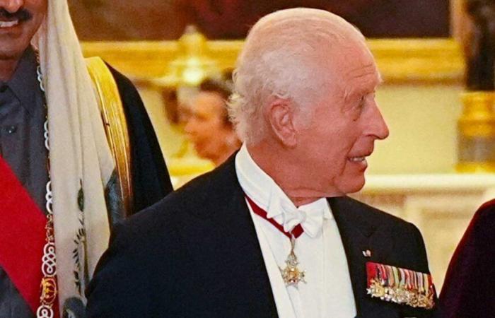 Le roi Charles III porte l’épée du fondateur du Qatar et l’émir Tamim porte l’ordre du bain lors du banquet d’État à Buckingham