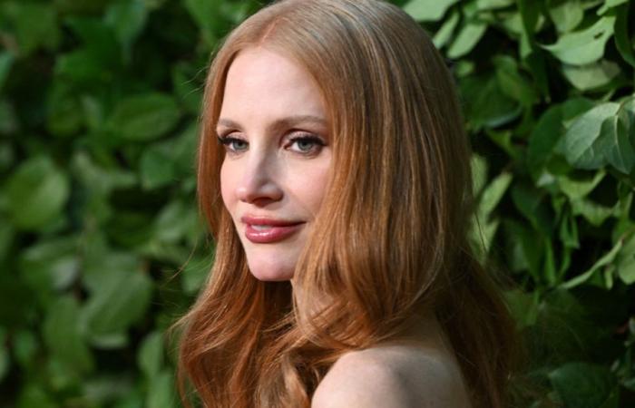 Perte de dos exaspérante et crinière flamboyante, Jessica Chastain rayonne dans une robe longue dos nu