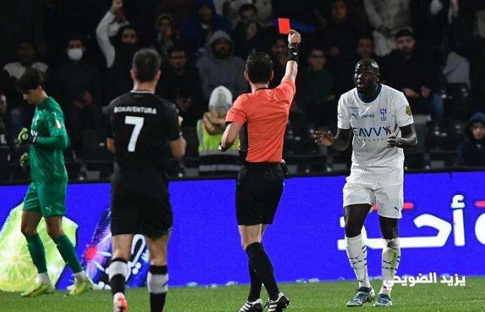 KALIDOU KOULIBALY POUSSE VERS LA SORTIE