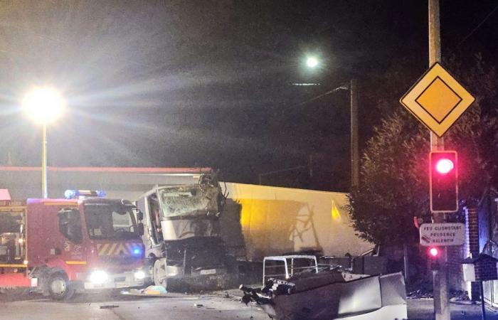 Violente collision entre deux poids lourds sur une route du nord