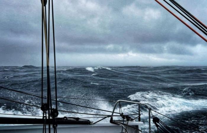 Le ciel tombe sur la tête des skippers, Dalin et Simon toujours en tête… Le journal de course