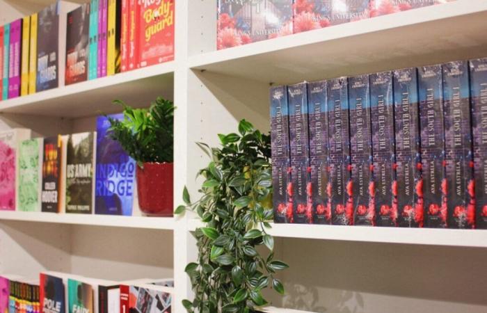 un livre romantique dans une librairie à Rouen