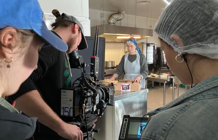 Des joueurs d’un important club de rugby en cuisine avec les bénévoles des Restos du coeur pour un nouveau clip