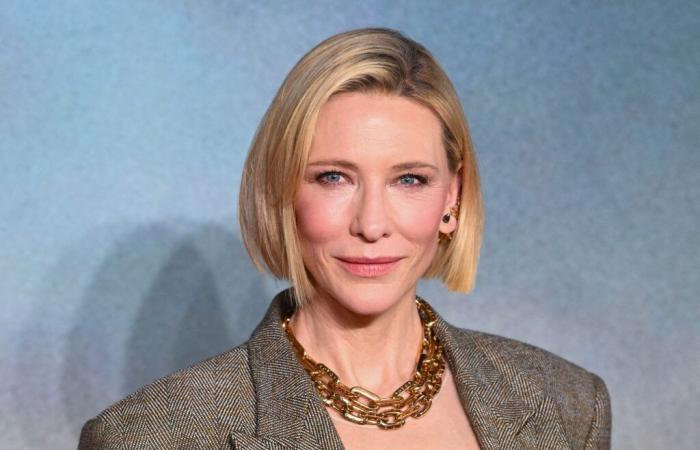 Cate Blanchett montre un maxi décolleté pour la réunion de Fellowship of the Ring