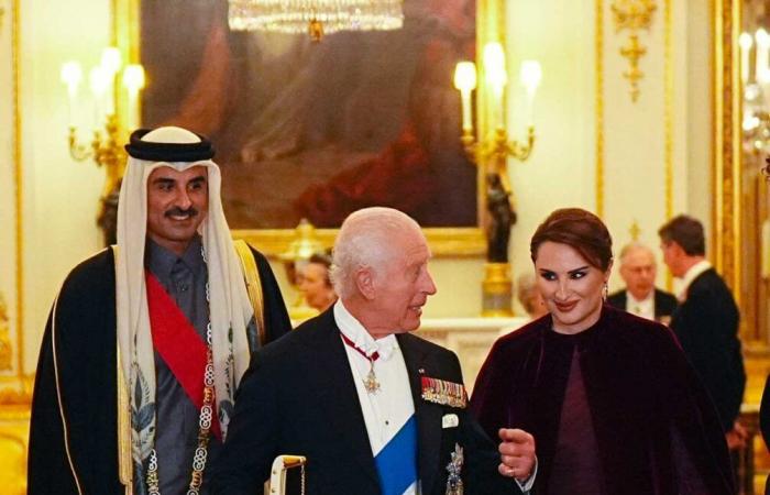 Le roi Charles III porte l’épée du fondateur du Qatar et l’émir Tamim porte l’ordre du bain lors du banquet d’État à Buckingham