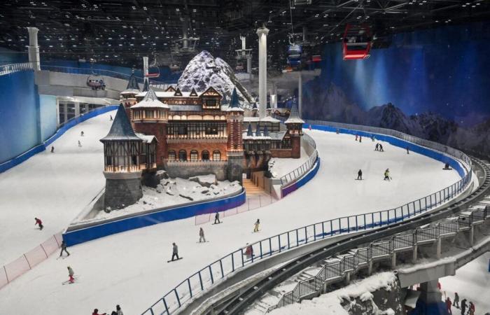 Sur les pistes de la plus grande station de ski indoor du monde, à Shanghai, le plaisir avant le climat