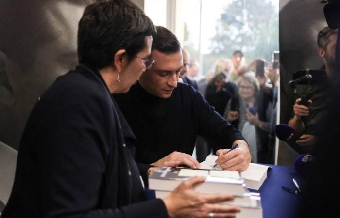 En pleine censure, Bardella joue à la contre-programmation avec une dédicace de son livre à Paris