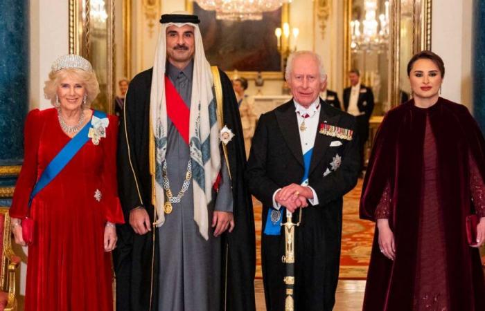 Le roi Charles III porte l’épée du fondateur du Qatar et l’émir Tamim porte l’ordre du bain lors du banquet d’État à Buckingham