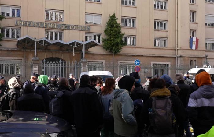 Incendie dans un squat à Caluire. Une centaine de sans-abri ont manifesté pour réclamer un relogement, trois personnes ont été arrêtées