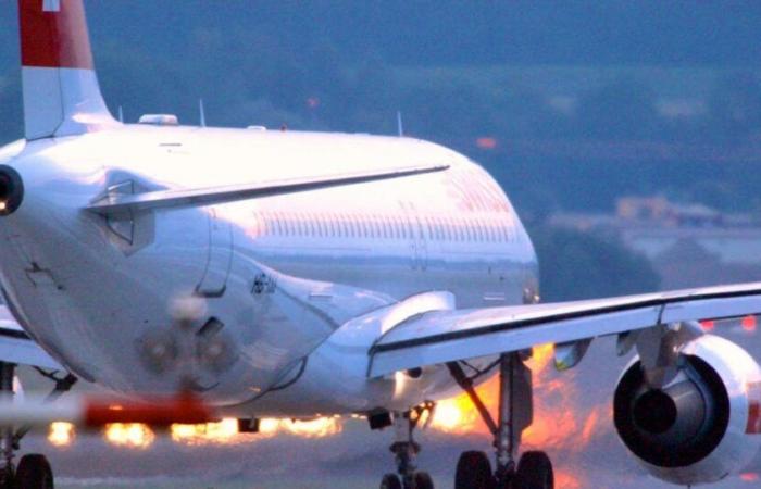 L’équipage d’un avion suisse filme une scène torride en plein vol !